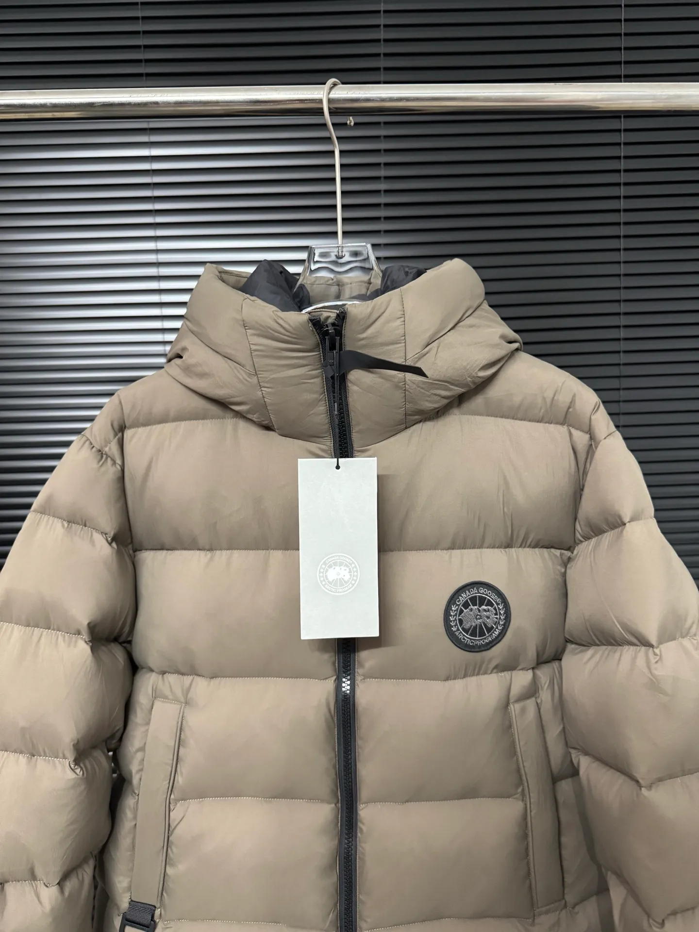 P860 Big Goose Ouyang Nana Second Generation (higher version) Canada goose Canada Goose Black Label Down Jacket A must-have in the outerwear world, the Big Goose Black Label down jacket! The latest designer styles! The goose down jacket has always been a popular element of fashion and is loved by experts from all walks of life! Fashionable hooded cut, high-end customer-supplied fine goose down, high resilience, smooth zipper, strong and firm. Pockets on both sides can store small items, free your hands, and you can go out without worries. It can also meet the need of putting your hands in your pockets👏👏Produced by Big Goose, it can be used as a group uniform by many celebrities. This down jacket uses a double-layer anti-down lining design, which has strong windproof performance and will be very warm in winter! Newly labeled white duck down filling, high fluffiness, windproof hooded design. When walking outdoors, pull the collar to the highest position, put your hands in the pockets and it will be very warm. It can be easily controlled by all body types! The interior is equipped with an elastic snow skirt design for better wrapping. The simple and neat style design highlights the masculine temperament. The impeccable style is classic and never goes out of style. It is warm and practical, and it is versatile! You can enter with your eyes closed!  Color: Black Khaki Size: XS-XXL